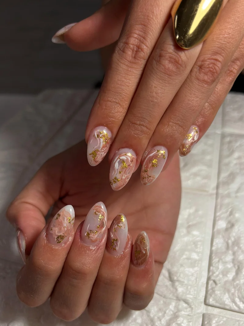 Manicura nude con mármol y oro